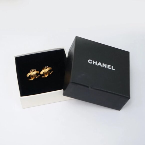 CHANEL CC Logos Vintage Clip-On Earrings Gold Tone 00T Auth w/Box #1401 - Picture 6 of 6